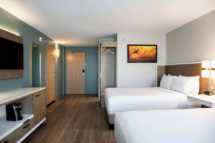 Room 10 of 32